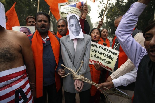 印度新德里民眾憤而示威抗議。