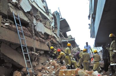 4日，印度卡納科納，救援人員正在搜尋被掩埋的幸存者和遇難者遺體。圖/東方IC