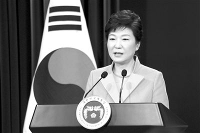 1月6日，韓國(guó)總統(tǒng)樸槿惠在首爾總統(tǒng)府青瓦臺(tái)舉行的新年記者會(huì)上發(fā)言。新華社發(fā)