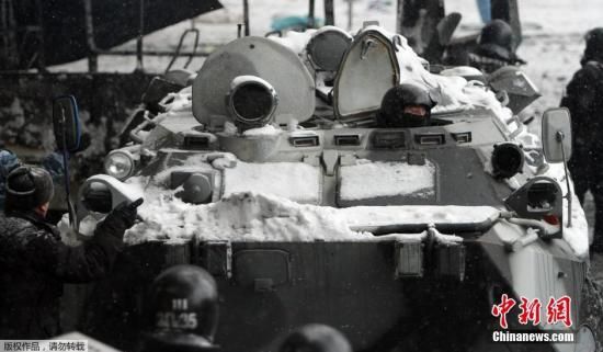 圖為烏克蘭警方派出裝甲車(chē)駛向抗議人群。