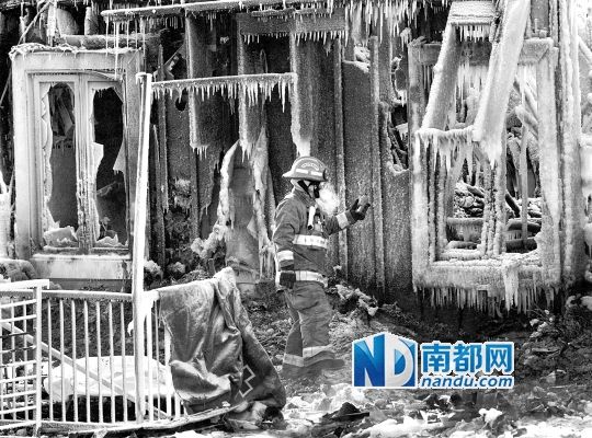 消防員用蒸汽機(jī)融化救火后殘留的冰層，尋找遇難者遺