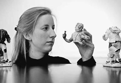 在英國倫敦，拍賣行員工展示邁森瓷器。