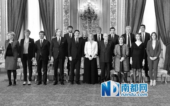 2月22日，在意大利羅馬總統(tǒng)府，新任總理馬泰奧·倫齊(前左五)與總統(tǒng)納波利塔諾(前右四)及新內(nèi)閣成員