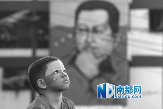 3月5日，一名委內(nèi)瑞拉兒童仰望天空，他身后是查韋斯的陵墓。