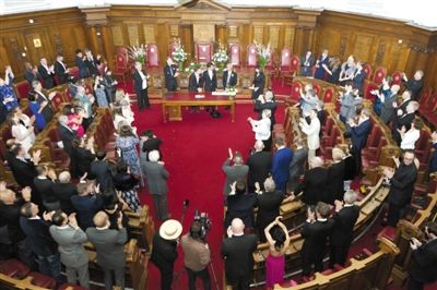 29日，倫敦，一對同性伴侶舉行結(jié)婚儀式。