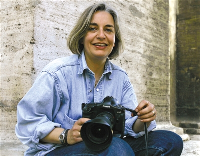 4日，安雅·尼德林豪斯在報道阿富汗大選期間被槍殺。