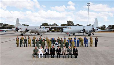 4月29日，參與搜尋馬航失聯(lián)客機的多國軍人和軍機在珀斯皮爾斯空軍基地合影。5月1日，馬航宣布搜尋進入新階段，重點將借助不同技術(shù)擴大海底搜尋。