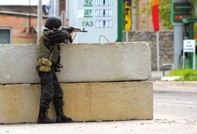 　5日，在烏東部城市斯拉維揚斯克附近，一名烏克蘭士兵守衛(wèi)一處檢查站。