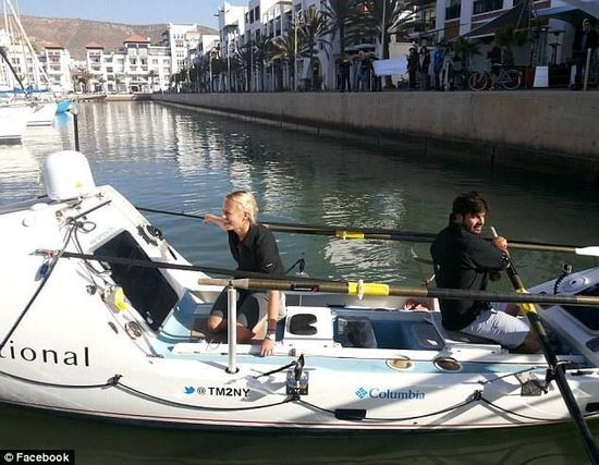 男女主角與他們的“小伙伴”，名叫“馬迪巴精神”的皮劃艇。