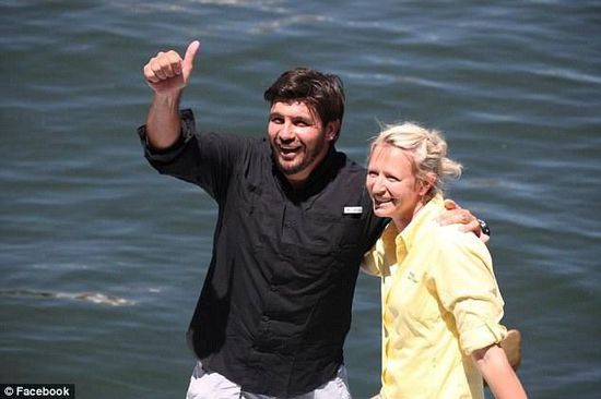 抵達(dá)邁阿密時(shí)，曼瑟驕傲地豎起了大拇指。