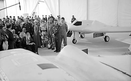 　哈梅內(nèi)伊（中）11日參觀伊朗版RQ-170無人機(jī)。