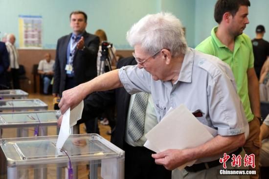 　5月25日，一名烏克蘭選民把填好的選票投入選票箱。