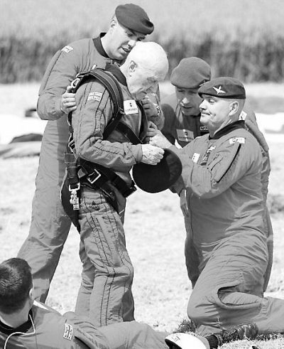 89歲的赫頓再次于70年前同一地點參加雙人跳傘。