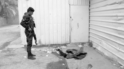 7月13日，伊拉克巴格達(dá)，警察在發(fā)生槍殺案的現(xiàn)場勘察。