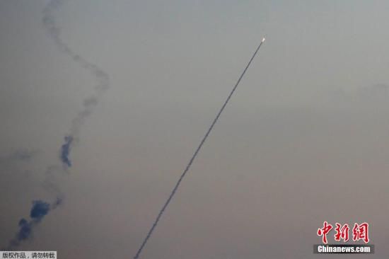 當?shù)貢r間2014年7月13日，以色列斯德洛特，從加沙地帶飛往以色列境內(nèi)的導(dǎo)彈劃破夜空。