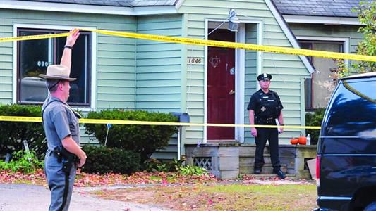 8日，紐約州當(dāng)?shù)鼐旆怄i案發(fā)現(xiàn)場(chǎng)。