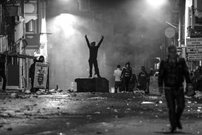 　10月8日，在土耳其伊斯坦布爾，同情難民遭遇的庫爾德人進(jìn)行游行示威，指責(zé)政府應(yīng)對(duì)“伊斯蘭國”武裝不