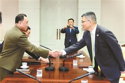 10月15日，韓國國防部國防政策室室長柳濟升和朝鮮人民武裝力量部偵查總局局長金英哲分別率團出席板門店