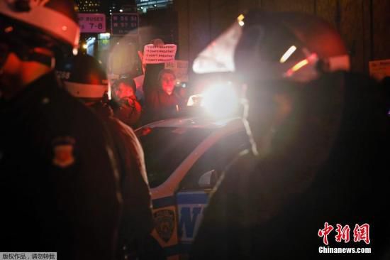 美國多地爆發(fā)抗議活動 為非裔小販尋公平正義 美國多地爆發(fā)抗議活動 為非裔小販尋公平正義