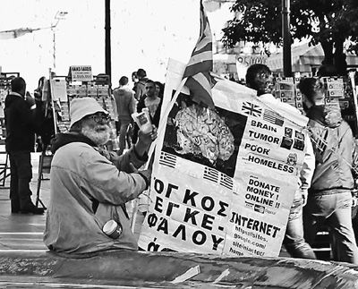 自債務(wù)危機(jī)爆發(fā)以來，希臘承諾實施以減薪、增稅、裁員和私有化為主要內(nèi)容的緊縮和改革政策。一系列的緊縮措施使民眾生活受到嚴(yán)重影響，約1/4的家庭陷入貧困。圖為今年1月希臘大選期間，在雅典市中心國會大廈前廣場乞討的老人。