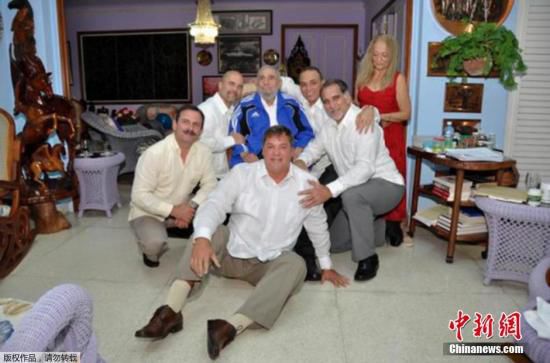 當?shù)貢r間2015年2月28日，古巴哈瓦那，古巴前領(lǐng)導人菲德爾·卡斯特羅接見被美國釋放的5名間諜合影。