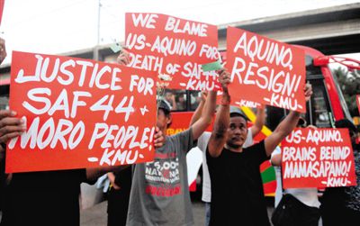 2月3日，菲律賓馬尼拉，民眾舉行示威游行悼念遇難的44名特警，并要求總統(tǒng)阿基諾下臺(tái)，對(duì)此次反恐行動(dòng)失敗負(fù)責(zé)。