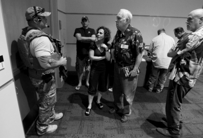 　5月3日，警察在案發(fā)后暫時阻止與會者離開展覽。