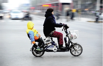 昨日下午，隴海西路桐柏路口，紅燈亮起的瞬間一輛電動車闖過路口。