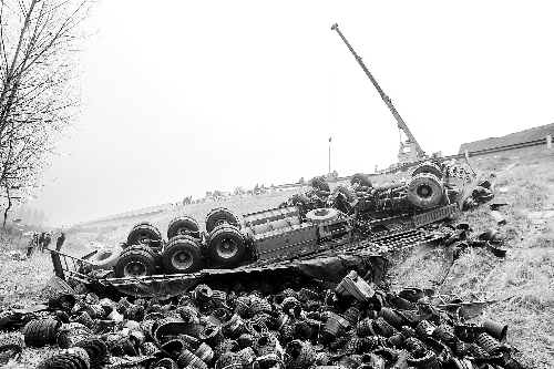 　一輛貨車沖開護欄翻下高速，輪胎散落一旁