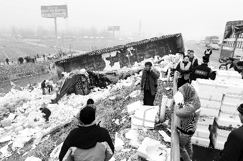 　京港澳高速長葛段，又一輛拉蔬菜的車翻在路邊