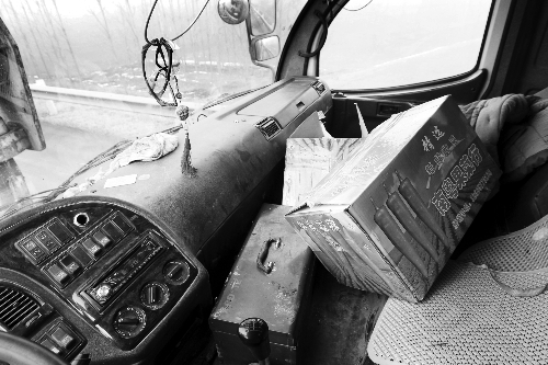 　在事故救援車的副駕駛位置發(fā)現兩箱事故車上拉的蔬菜