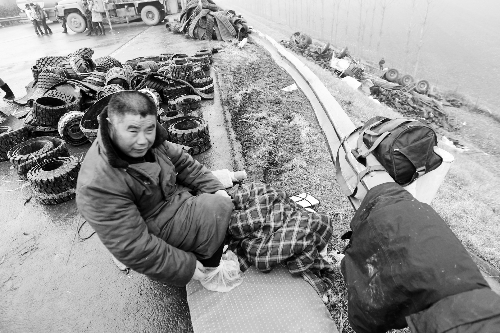 　出事司機的鞋找不到了，只好用塑料袋套著腳取暖