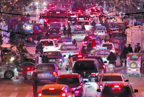 昨晚11點(diǎn)，二七廣場(chǎng)仍較擁堵。圖為東太康路在擁堵中。