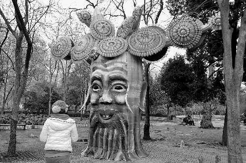 2月5日，游人在鄭州市人民公園內(nèi)欣賞一個(gè)由廢舊塑料瓶做裝飾的造型花燈。記者 王 錚 攝