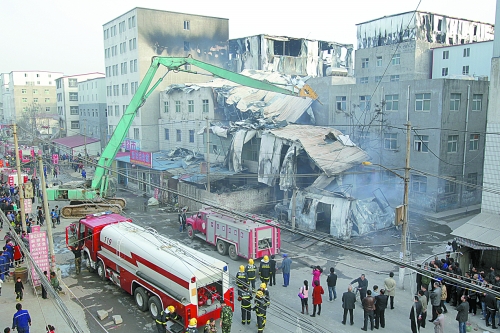 風(fēng)助火勢，6座相鄰的居民樓加建的板房樓陸續(xù)被大火引燃。