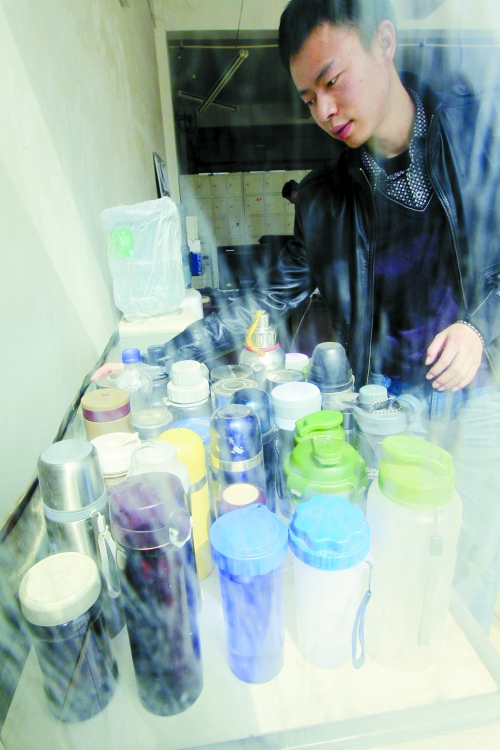 怕堵在路上，公交司機(jī)不敢喝水，把杯子放在了調(diào)度室