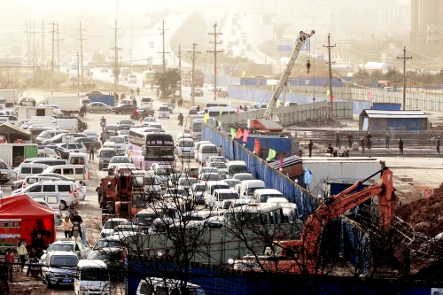 昨日上午，京廣路與南三環(huán)交叉口附近堵成了一鍋粥