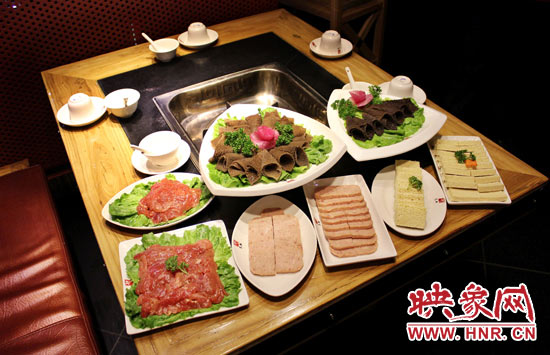 巴奴毛肚火鍋主打的就是半份的菜品。例如這個(gè)巴奴毛肚，整份的是42元，而半份只要21元，既便宜又實(shí)惠。