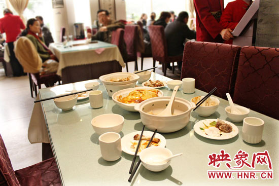 3月22日，阿五美食英協(xié)路店幾位顧客用完餐后，盤子里的食物所剩無幾。