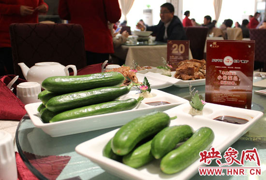 3月22日，阿五美食英協(xié)路店的服務(wù)員為我們展示大份菜品和小份菜品