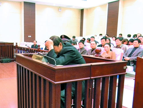 庭審中，楊某一直沒(méi)有抬頭。