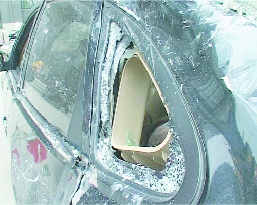 爆炸導(dǎo)致部分窗玻璃碎裂掉落,殃及樓下停放的轎車。