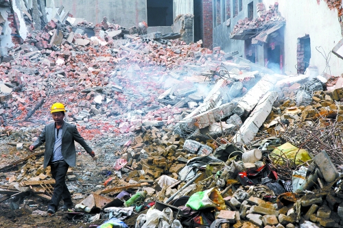 一座清朝老宅被一把火燒成了灰燼。透過青煙，才能看到它曾存在過的痕跡