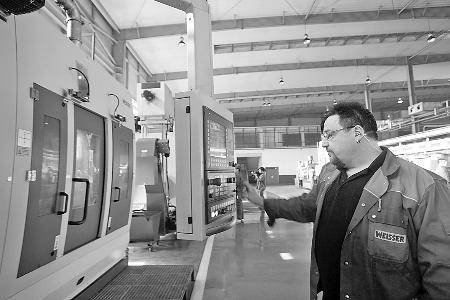 　　▲5月7日，來自德國(guó)的專家正在中原內(nèi)配股份有限公司的生產(chǎn)線上調(diào)試設(shè)備。