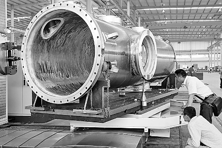 ▲5月6日，河南飛宇實(shí)業(yè)有限公司的技術(shù)人員正在調(diào)試設(shè)備，準(zhǔn)備試生產(chǎn)。