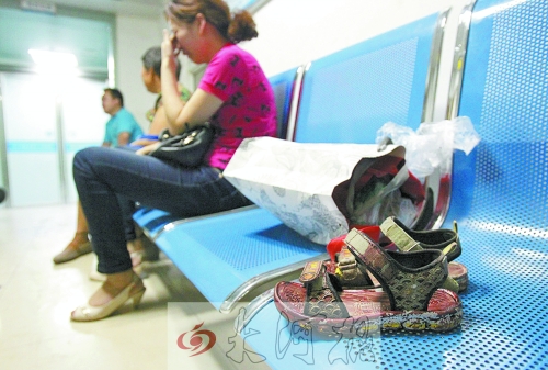 7歲男孩去廁所被“精神病”大男孩捅十多刀,孩子父母和孩子姥姥在手術(shù)室前痛哭。孩子的涼鞋上全是血跡。