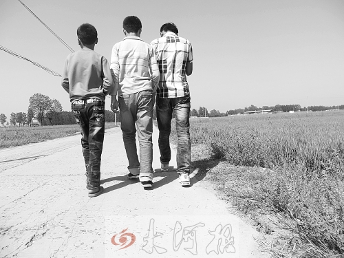 親眼目睹小伙伴在自己面前慘遭橫禍,三個(gè)孩子變得異常沉默。