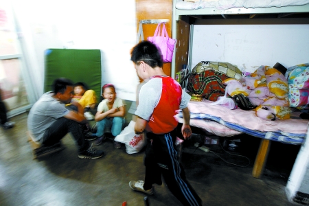 孩子們住在這里，沒有上學，大部分時間是練功，出去表演