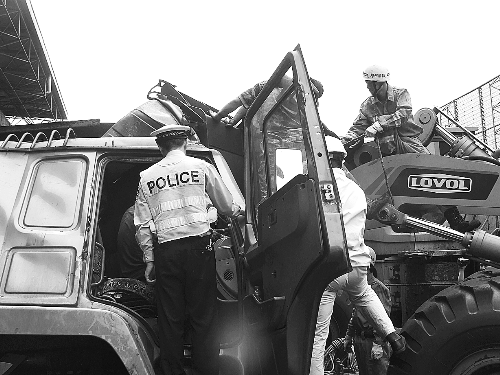 　　調(diào)來(lái)鏟車，幫忙救人。