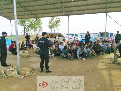 民警突襲賭場(chǎng)，64名涉案人員全部落網(wǎng)。